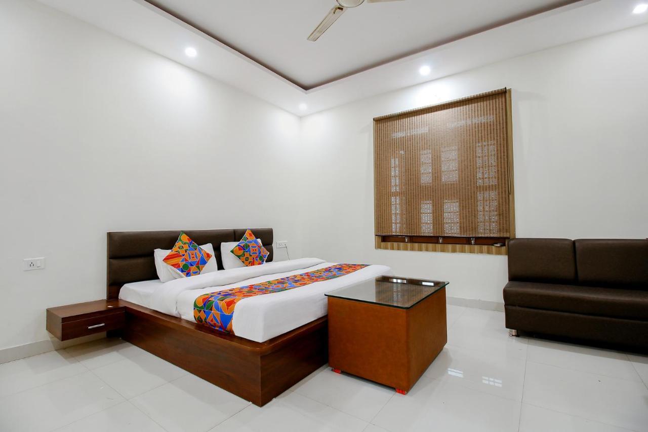 Fabexpress Yuvan Gouharganj ภายนอก รูปภาพ