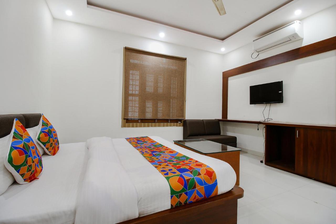 Fabexpress Yuvan Gouharganj ภายนอก รูปภาพ
