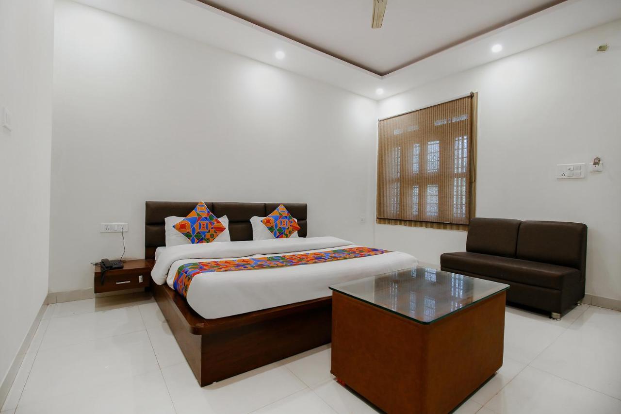Fabexpress Yuvan Gouharganj ภายนอก รูปภาพ