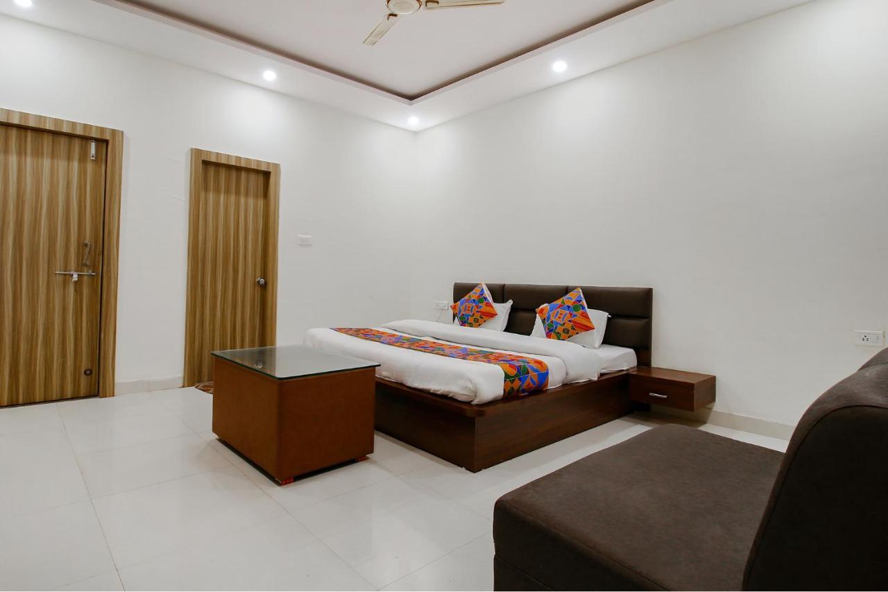 Fabexpress Yuvan Gouharganj ภายนอก รูปภาพ